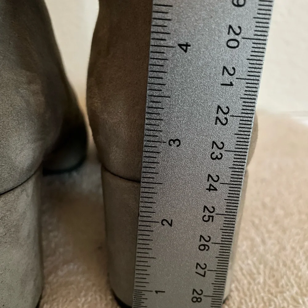 Kenneth Cole Genuine Suede Leather Ankle Boots Booties Lt. Grey Block Heel